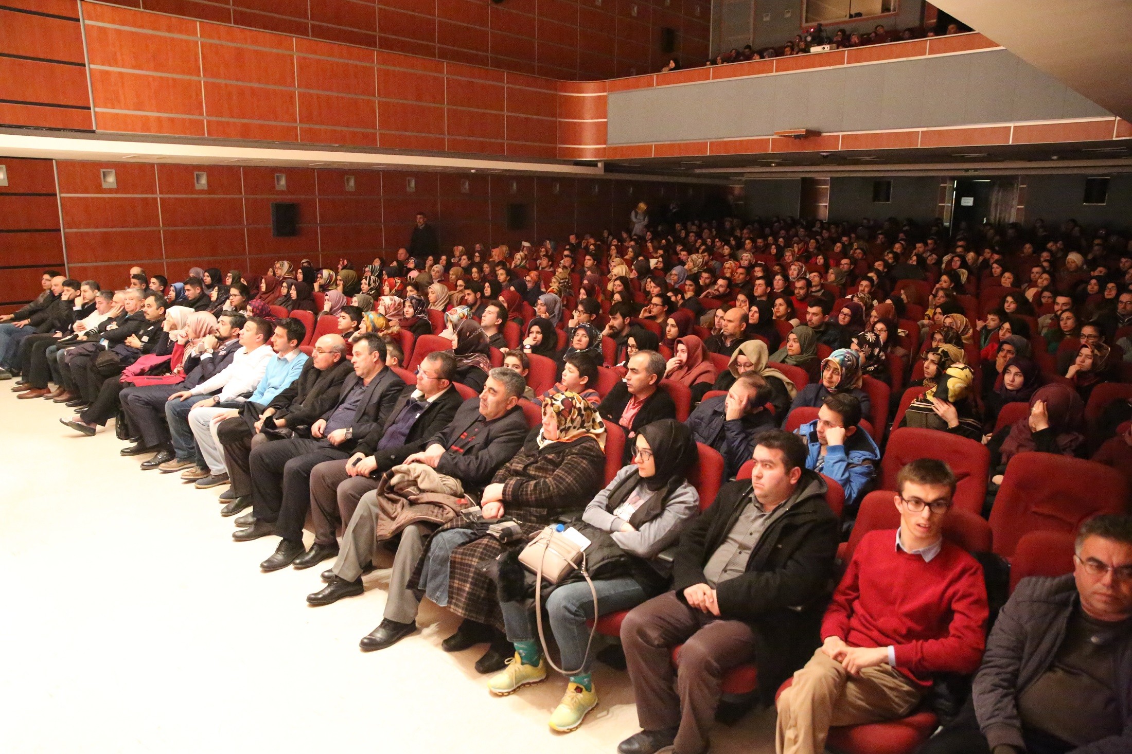 “Karanlıkta Açan Çiçekler” Sahnelendi