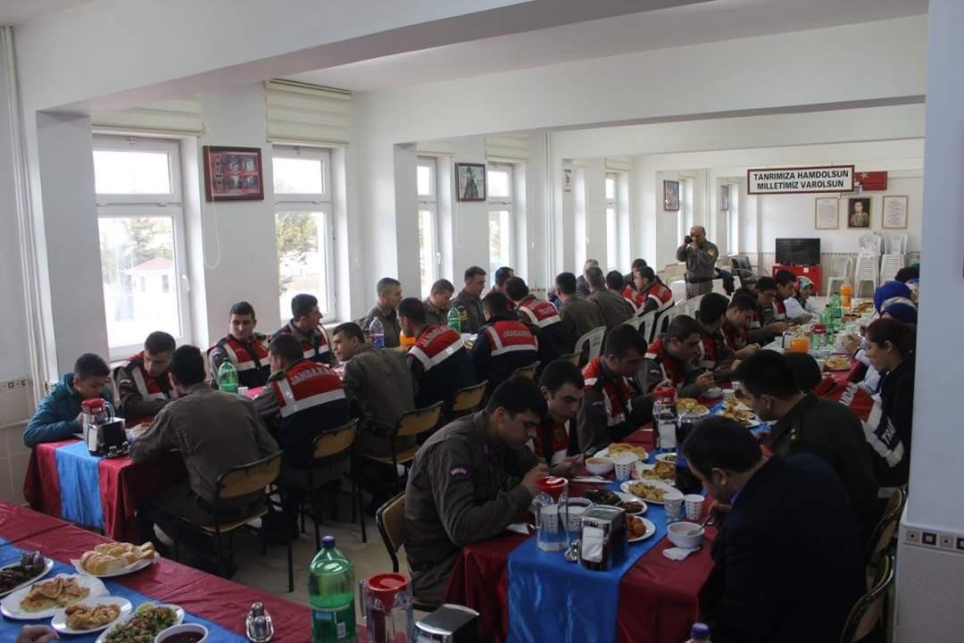 Develili kadınlar askerlere ev yemeği yaptı
