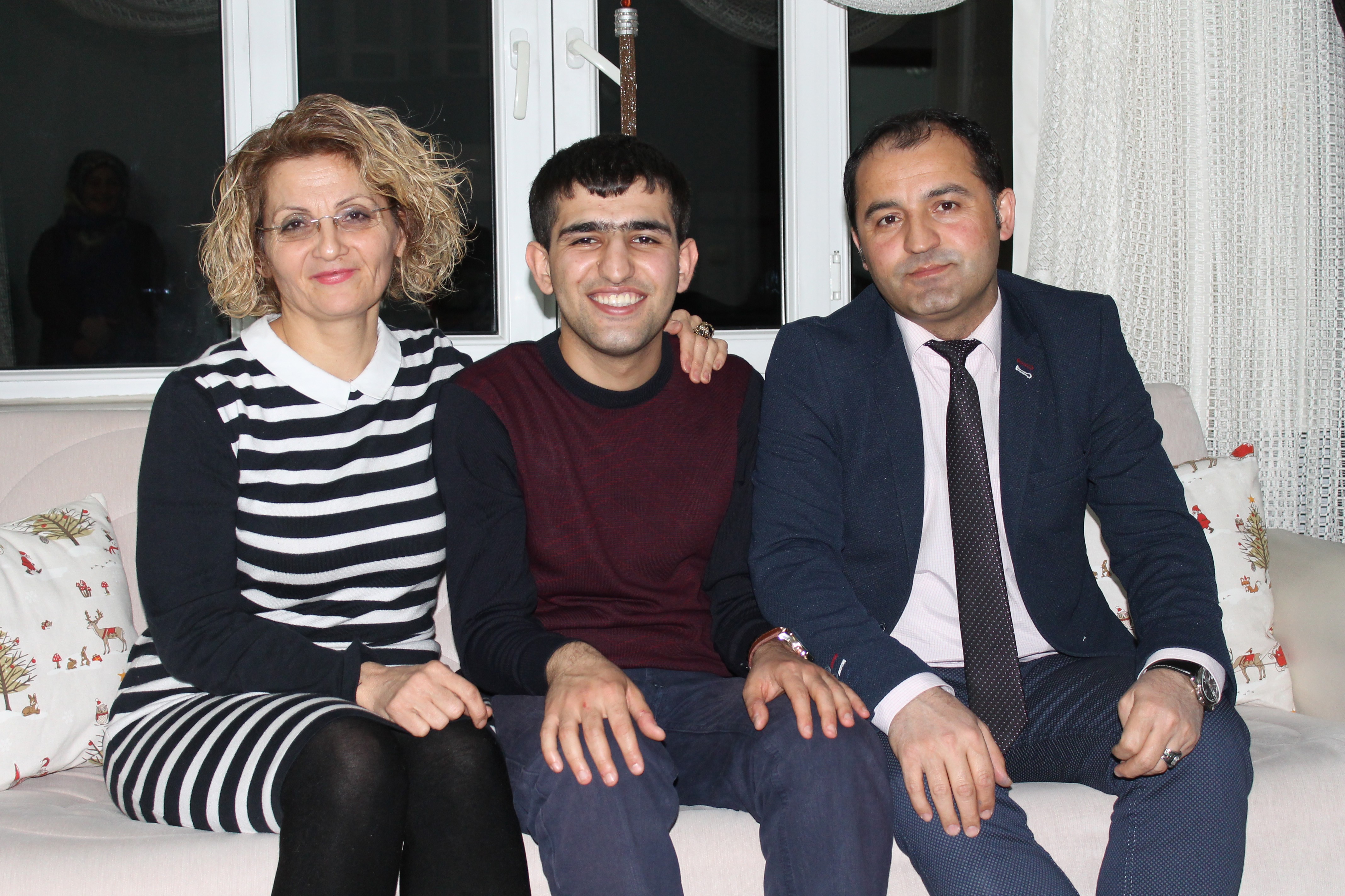 Umut Evlerinde yetişen genç memur oldu