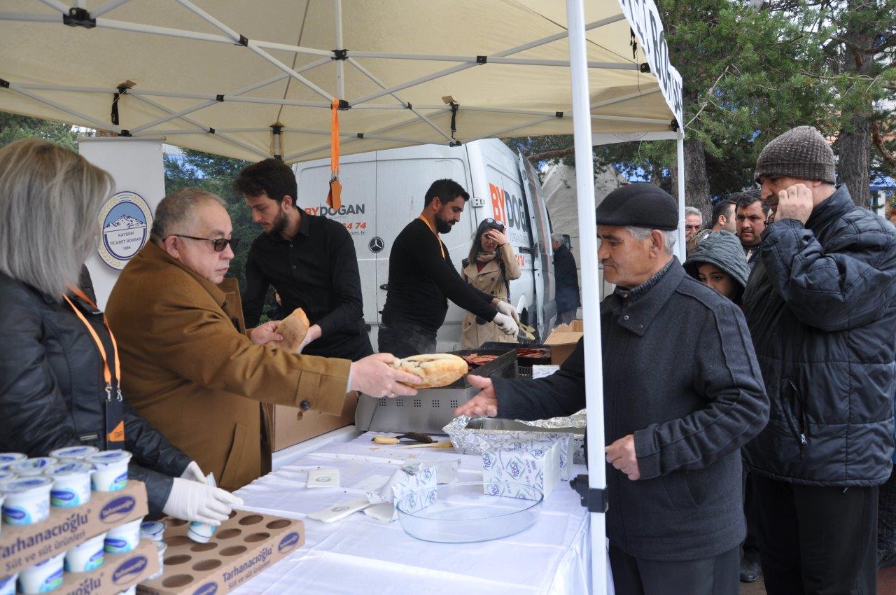 KAYSERİ TİCARET BORSASI 5 BİN SUCUK EKMEK DAĞITTI