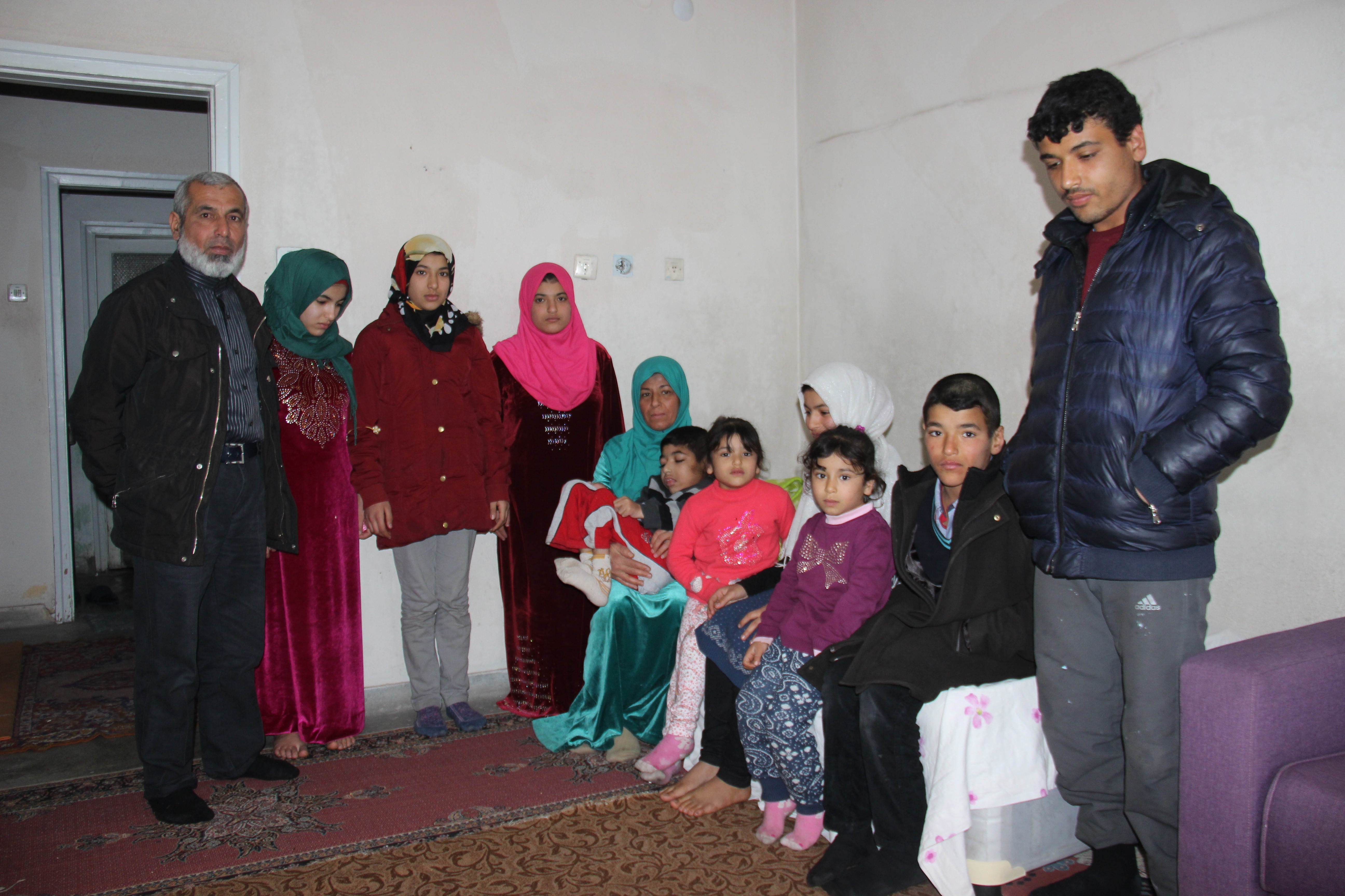 Savaştan kaçan Türkmen aile yardım eli uzatılmasını bekliyor