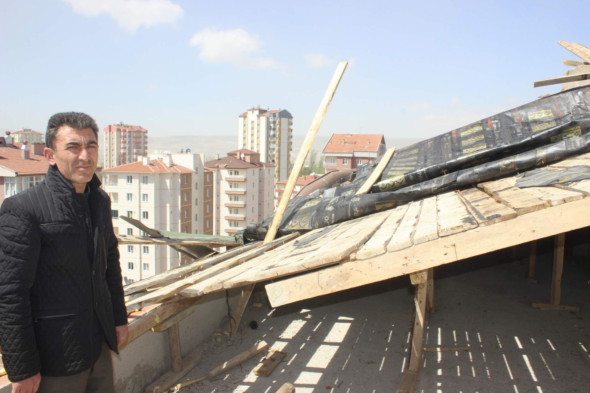 Rüzgarın uçurduğu çatı tehlike saçtı