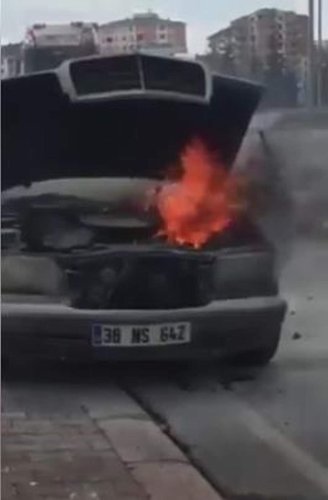 Yanan otomobili vatandaşlar söndürdü