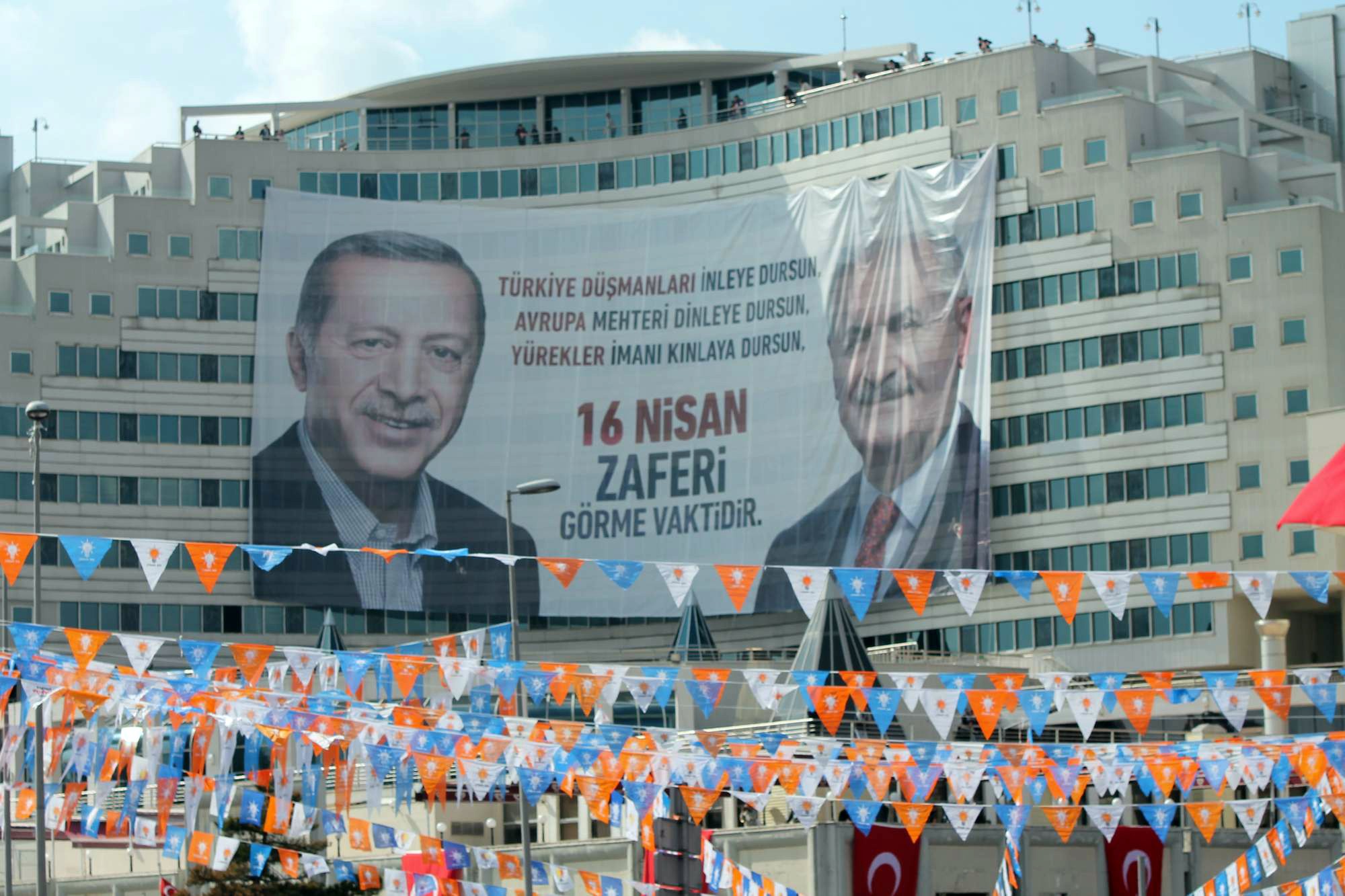 Başbakan Yıldırım’ın miting yapacağı alana dev pankart