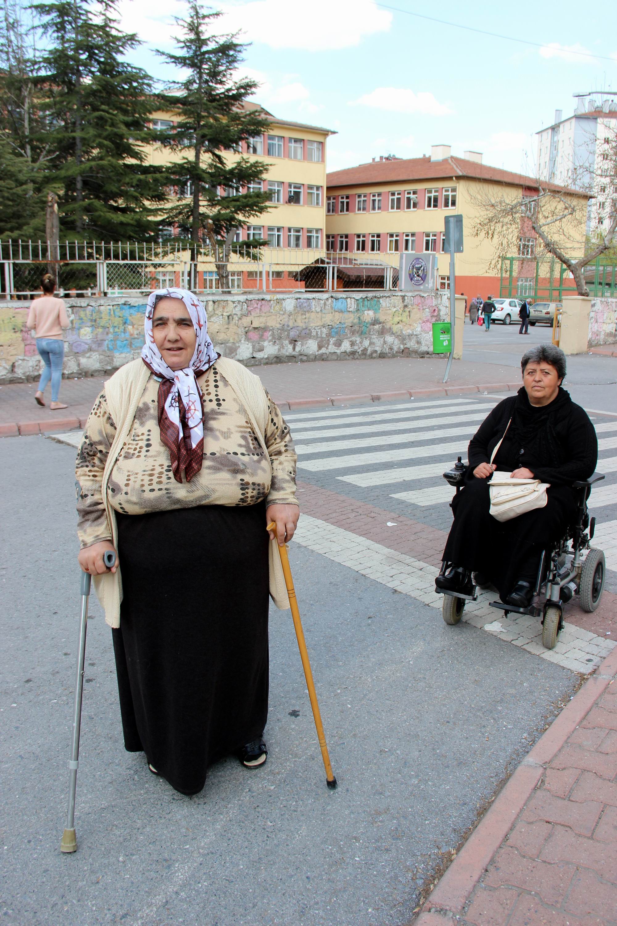 İki engelli oy kullanmakta zorluk yaşadı