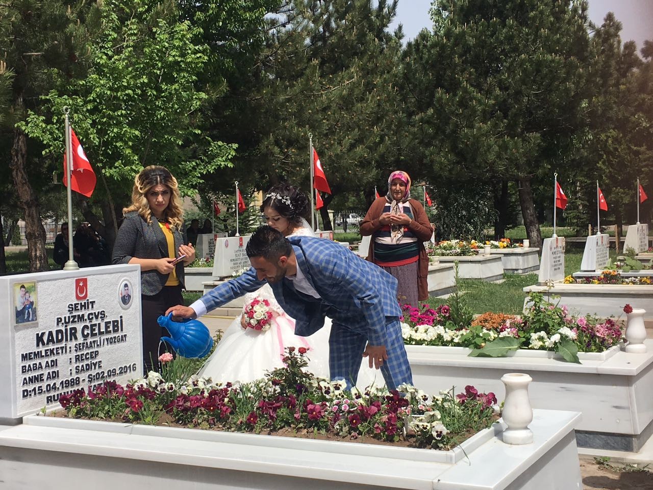 Anneler gününde şehitliğe koştular