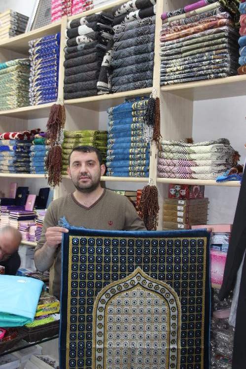 Ramazanda namaz öğreten seccadelere ilgi artıyor