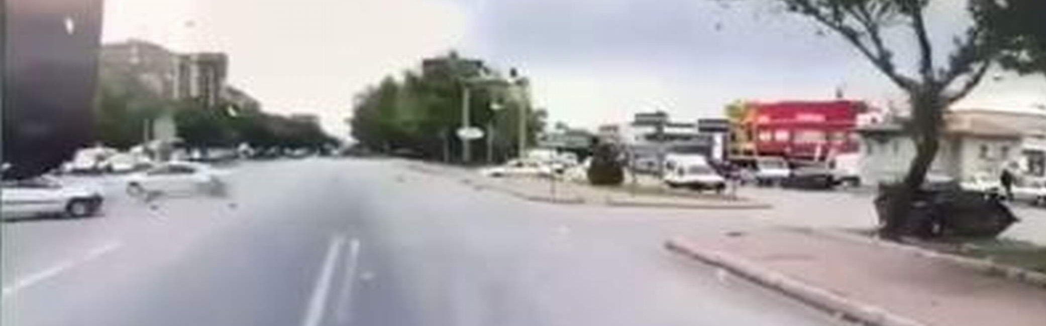 Kırmızı ışıkta meydana gelen kaza araç kamerasına yansıdı