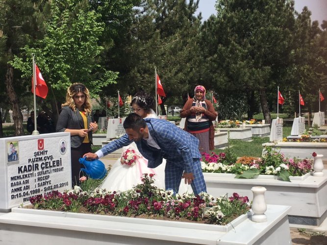 Anneler gününde şehitliğe koştular