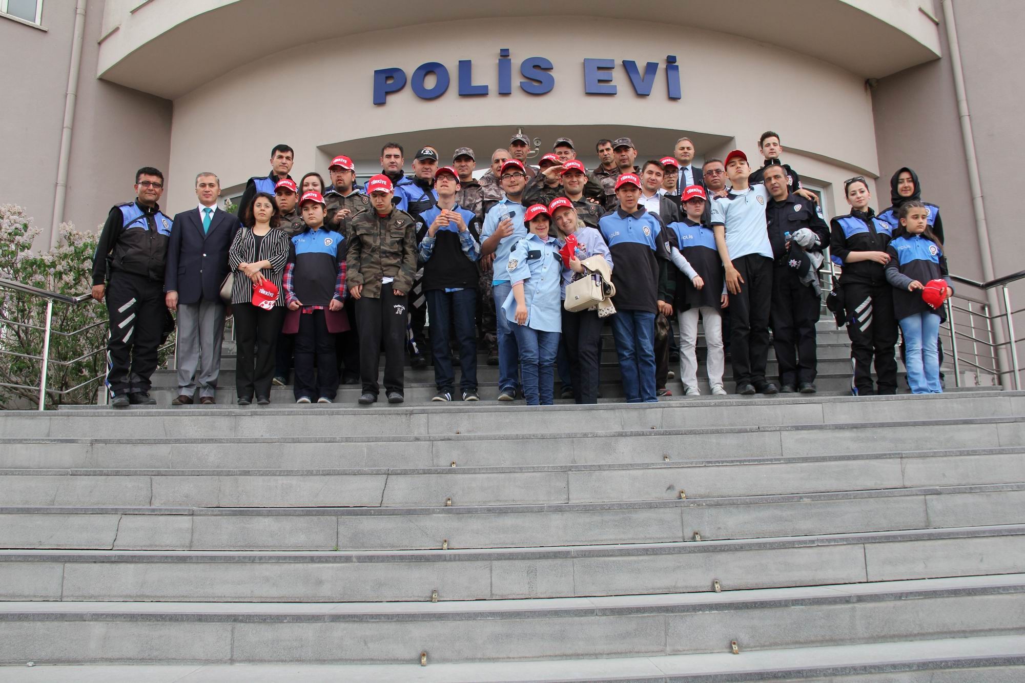 Kayseri İl Emniyet Müdürlüğü engelli öğrencileri unutmadı