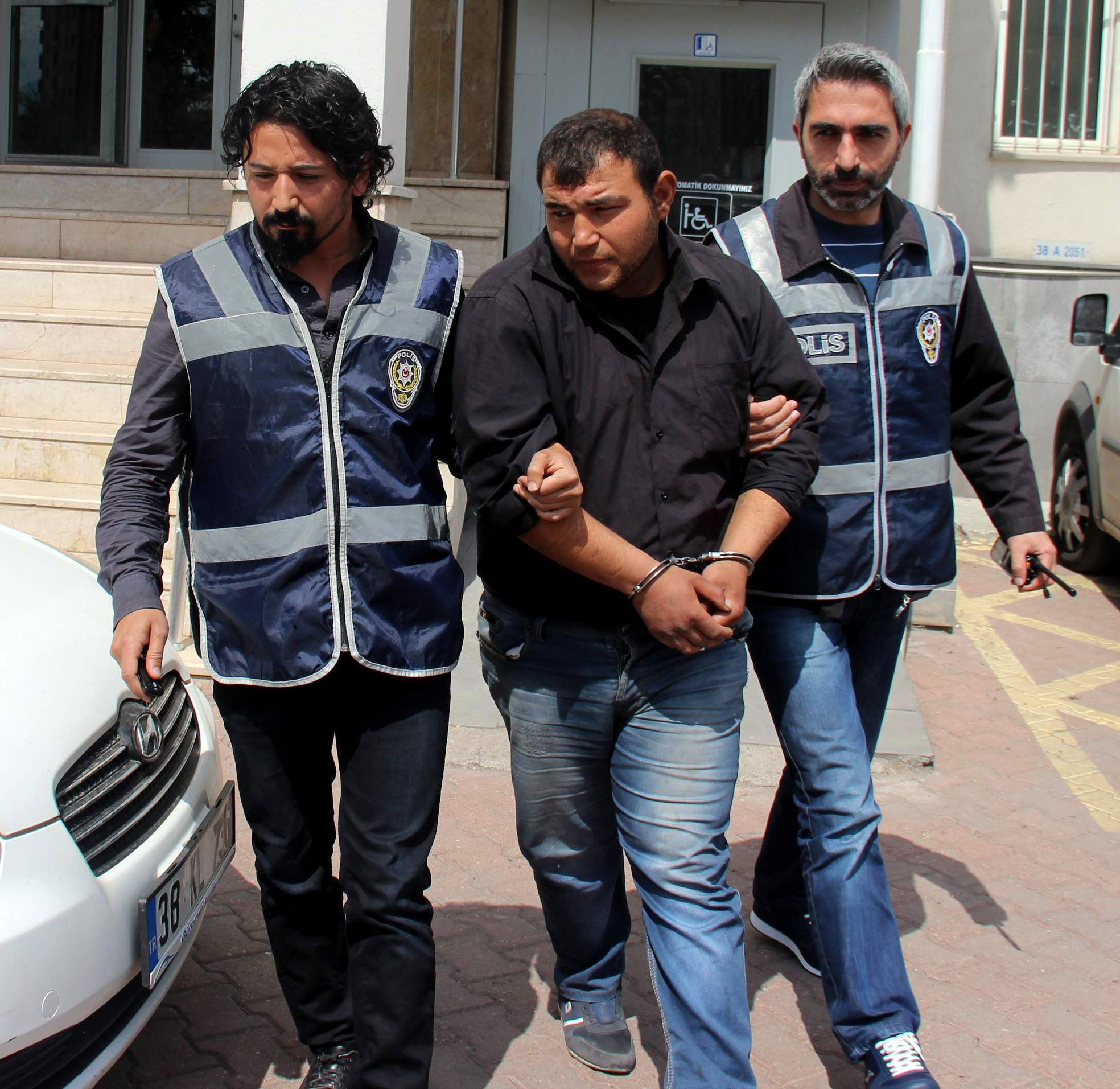 Tırın yakıt deposundan 3 bin paket kaçak sigara çıktı
