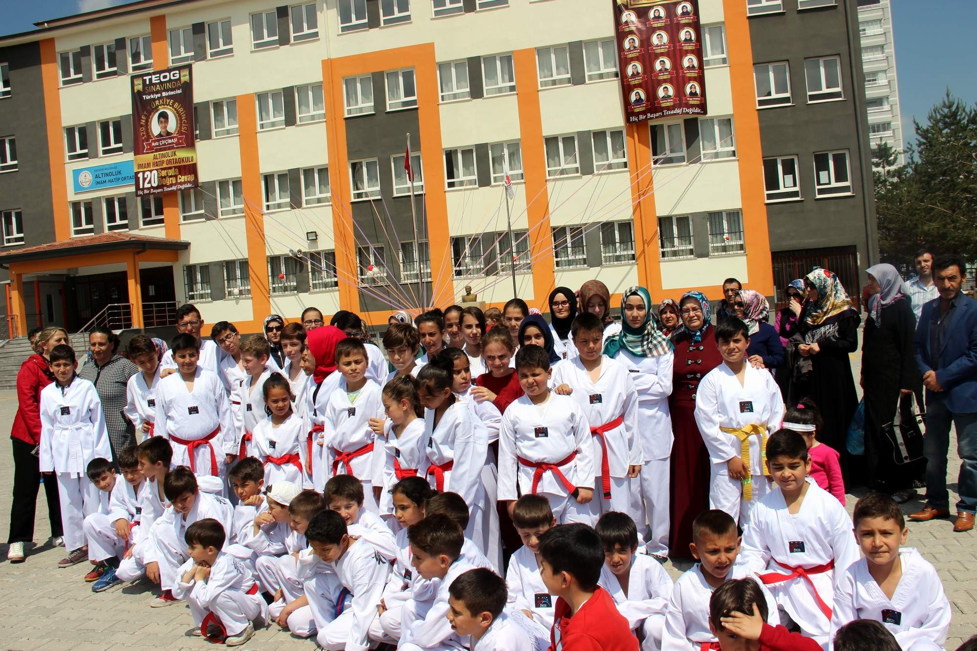 Karate kursu için okula gelen öğrenciler spor salonunun kapısı açılmayınca mağdur oldu