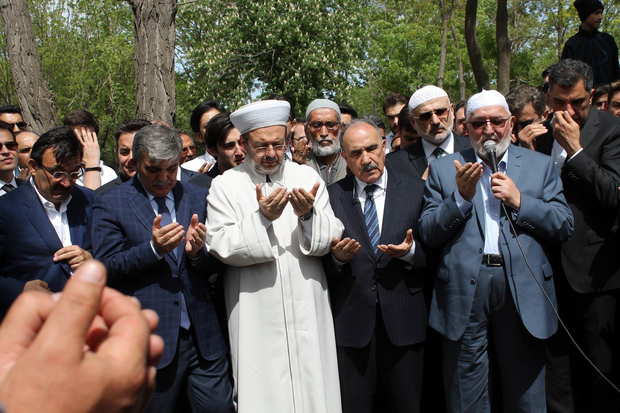 Abdullah Gül babasının mezarı başında helallik istedi