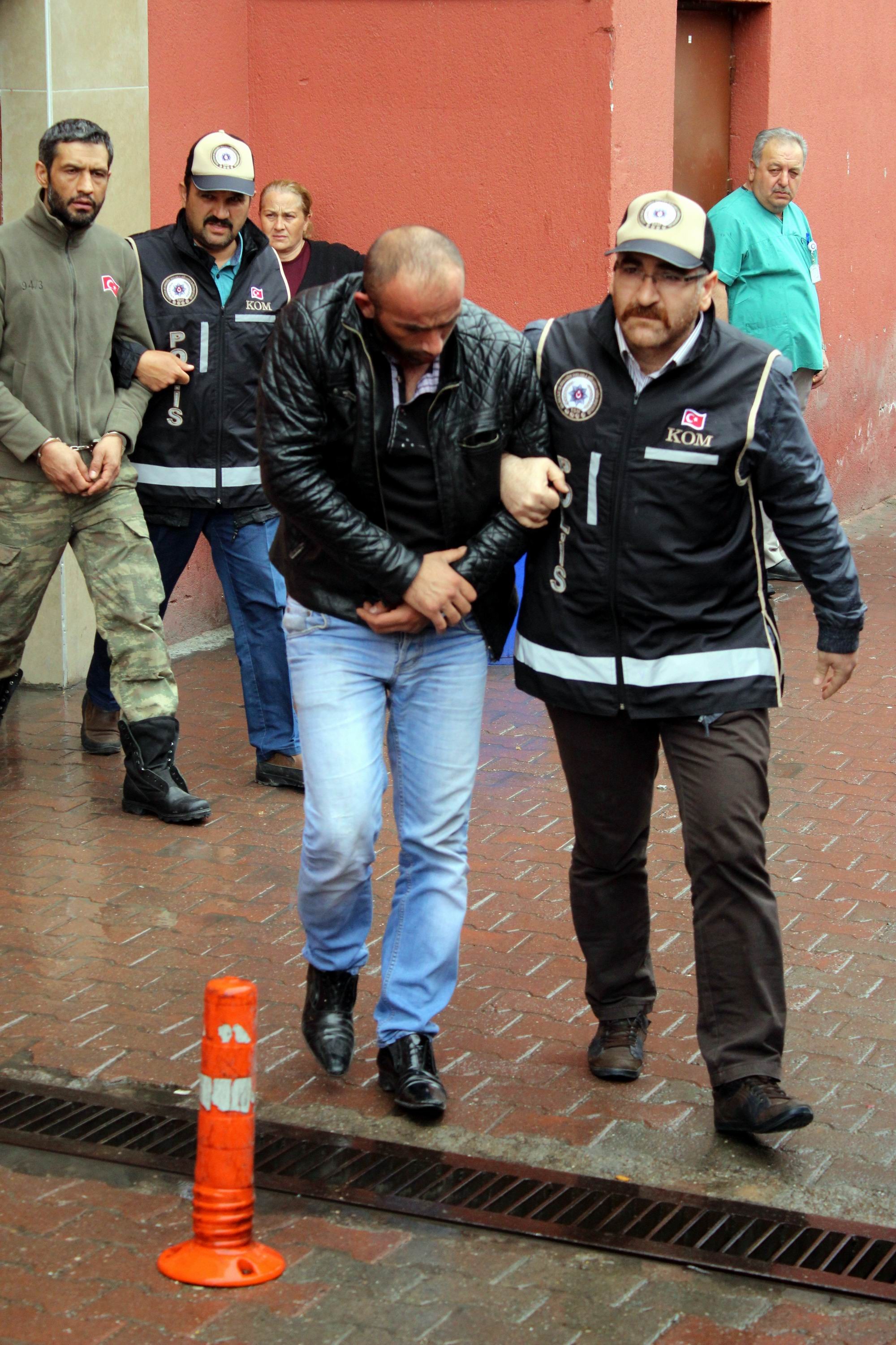 Evlerinde çok sayıda silah iskeleti bulunan 2 kişi adliyeye sevk edildi