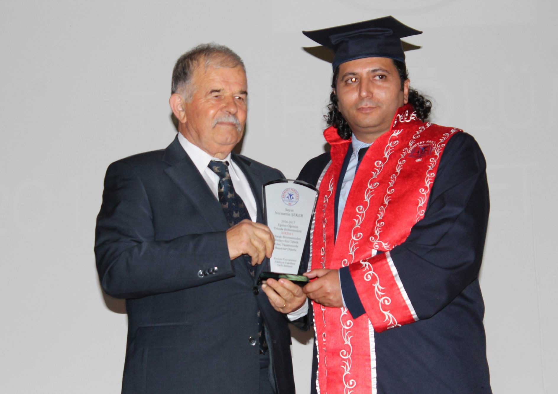 Kırk yaşında üniversiteyi dereceyle bitirdi