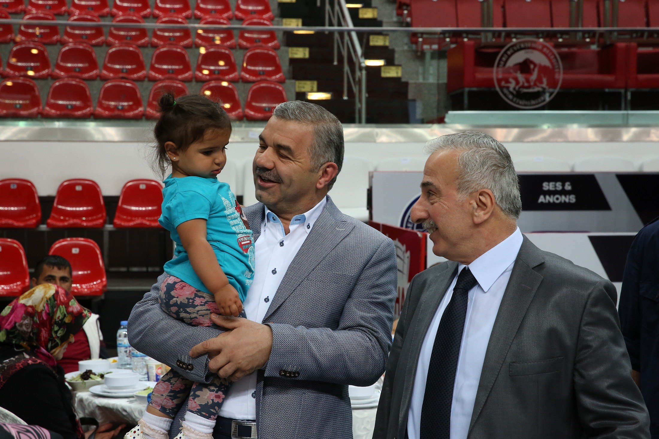 Büyükşehir yetimlerin yanında