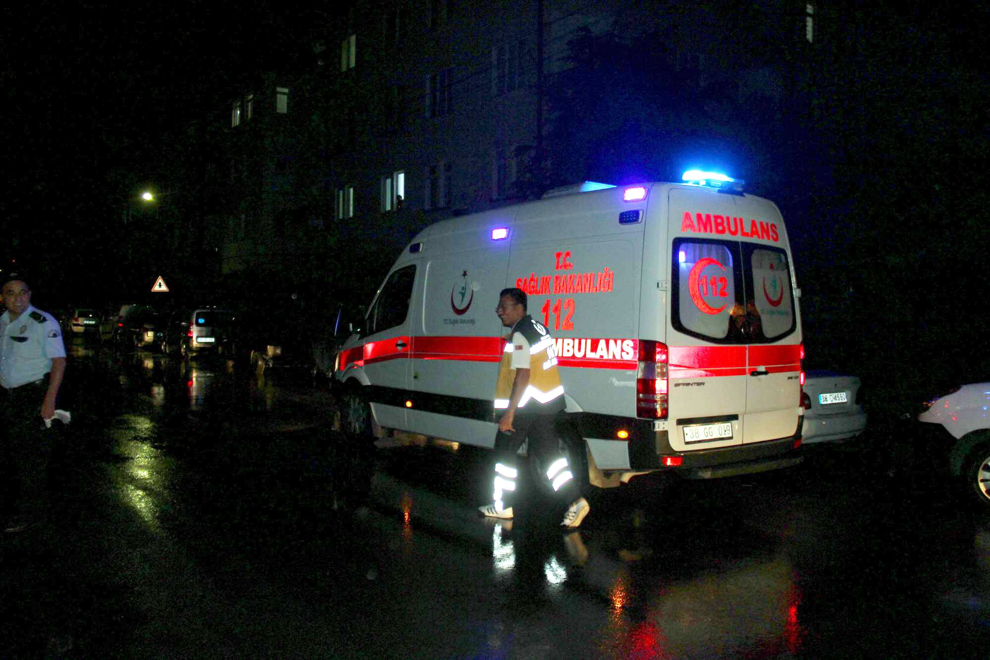 Çatıya yıldırım düştü, bina sakinleri büyük korku yaşadı 