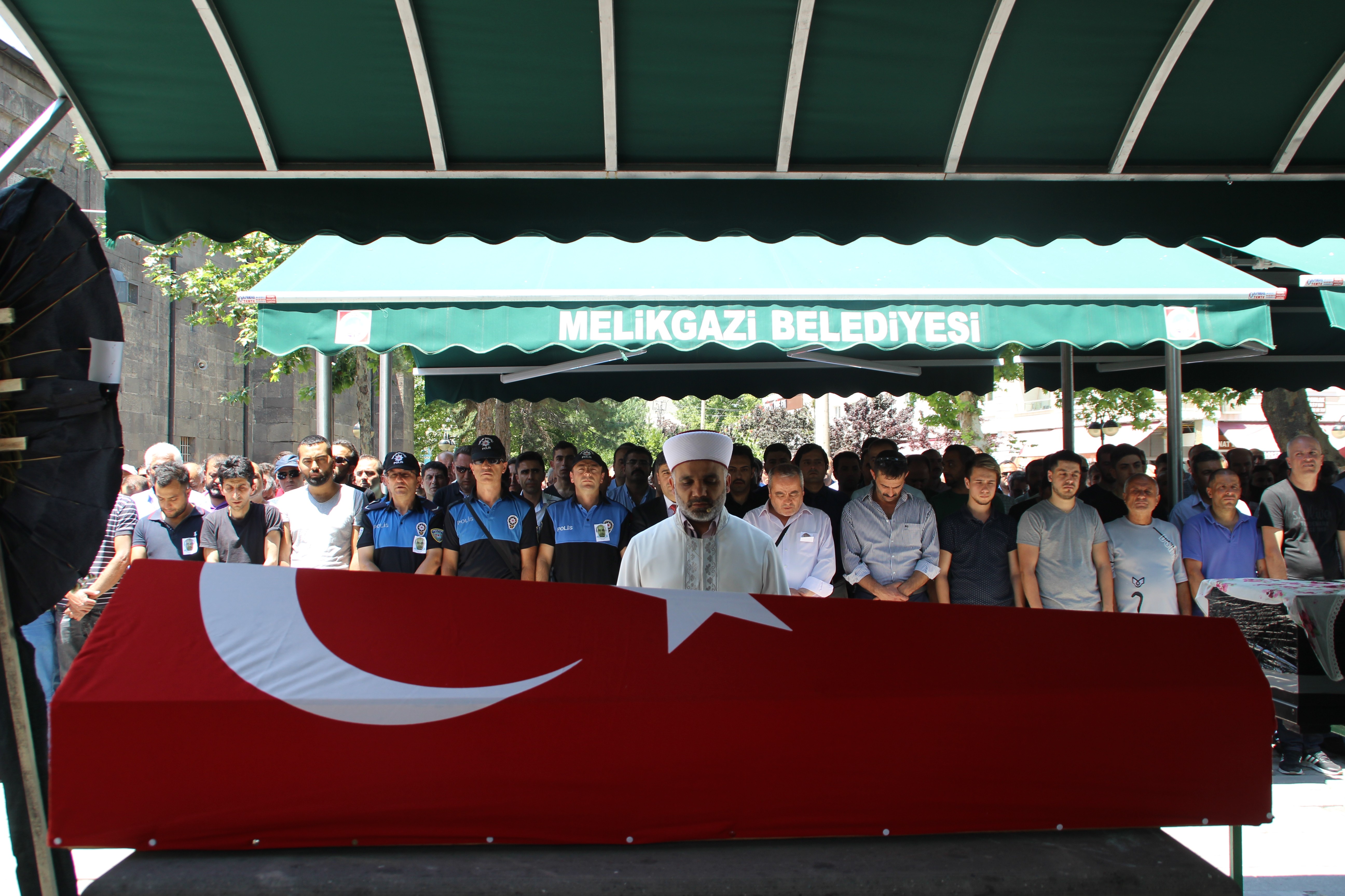 Kalp krizi sonucu yaşamını yitiren polis memuru son yolculuğuna uğurlandı