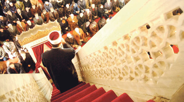 İmamlar birincilik için hutbede yarıştı