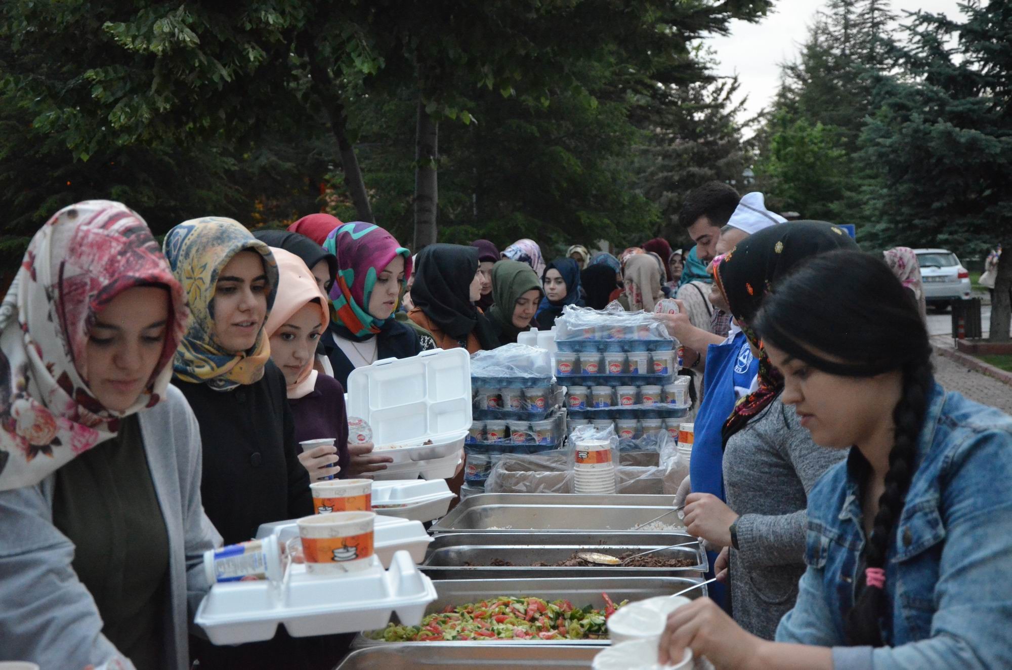 Yaptırdığı okulun öğrencilerine iftar verdi
