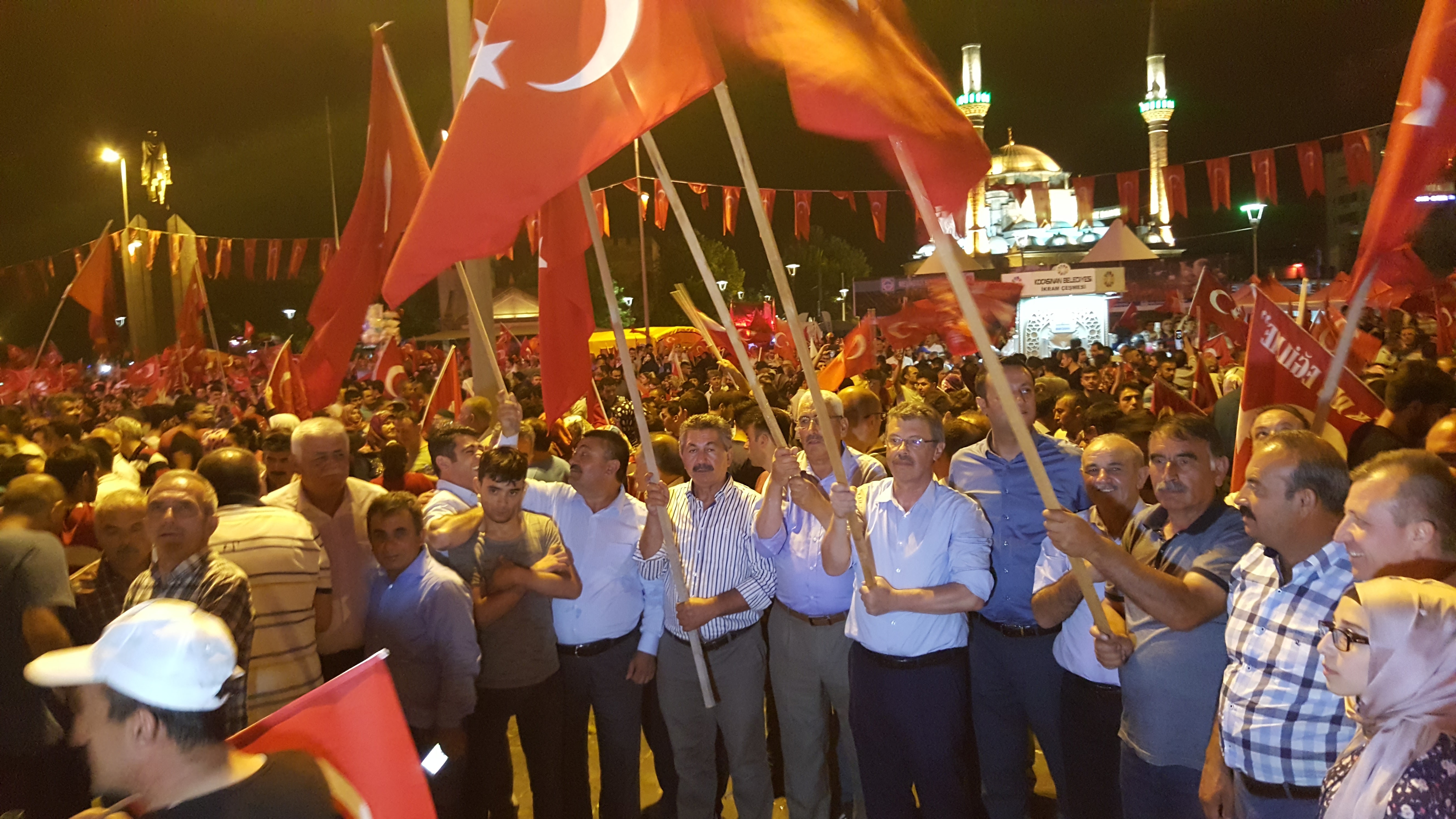  Kayseri Şeker, çiftçisi, çalışanı ve yönetimiyle 15 Temmuz coşkusuna coşku kattı