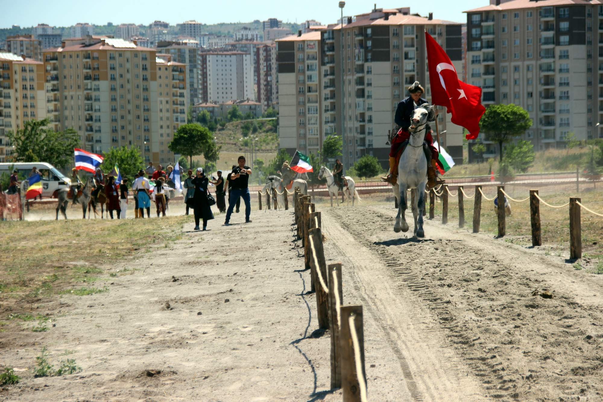 ERÜ’de 1. Uluslararası Sancak Beyi Atlı Okçuluk Müsabakası başladı