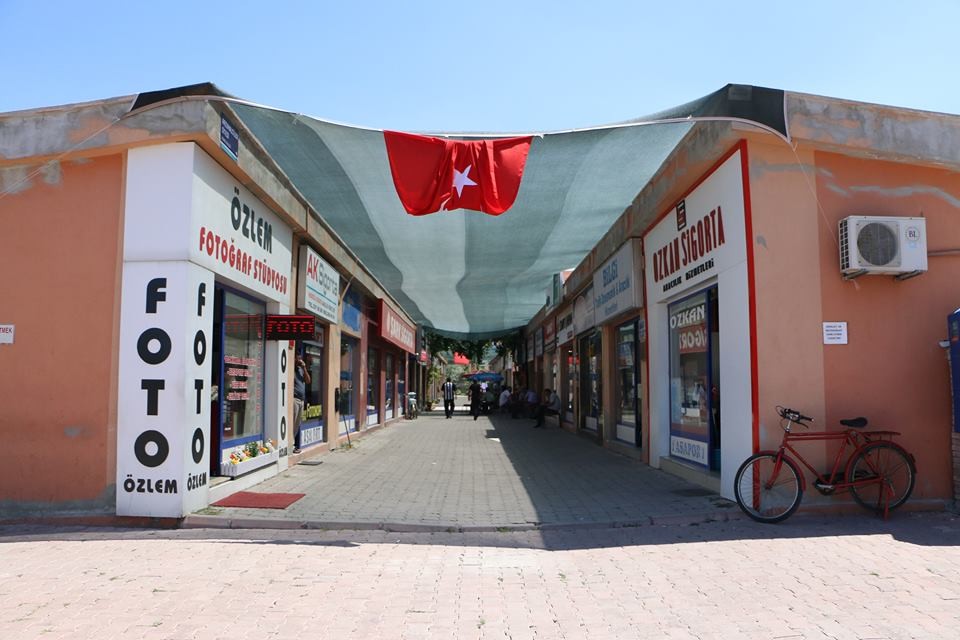 Esnaflar sıcaklardan korunmak için yaklaşık 200 metre uzunluğunda branda çekti