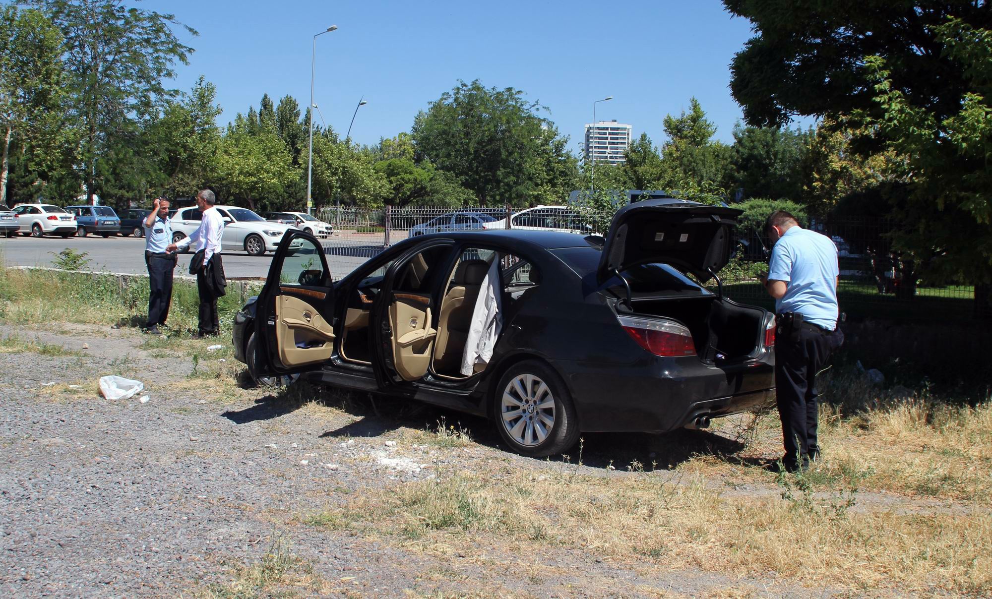 Kurşunladığı otomobilin altında kaldı
