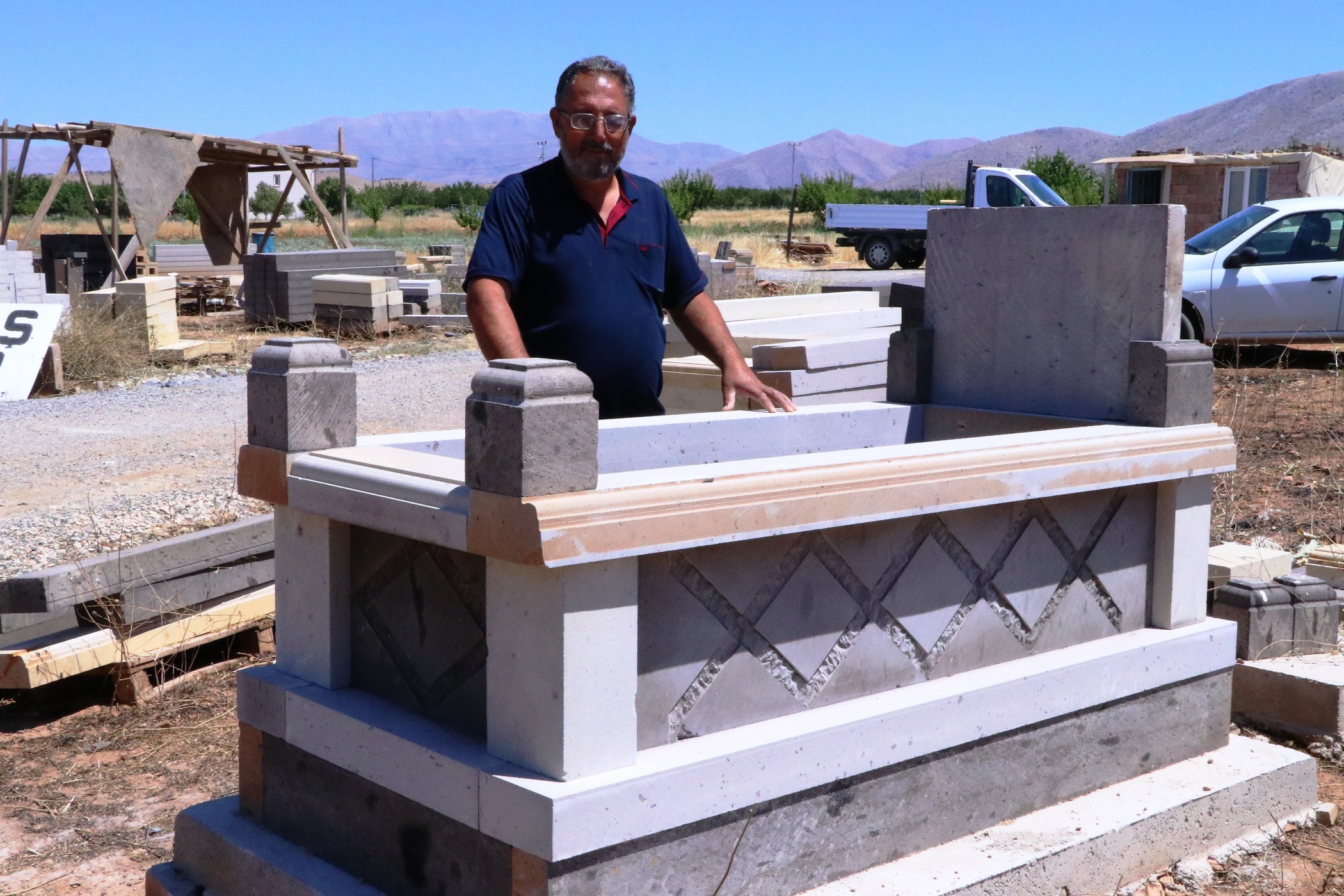 Lüks konut ve araçlardan sonra şimdi de lüks mezar dönemi