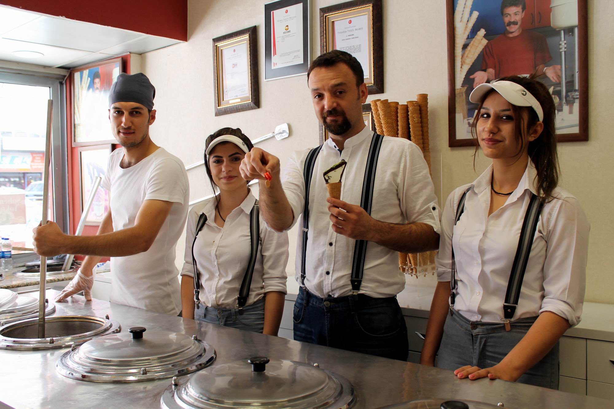 Kayserili dondurmacı altın dağıtıyor