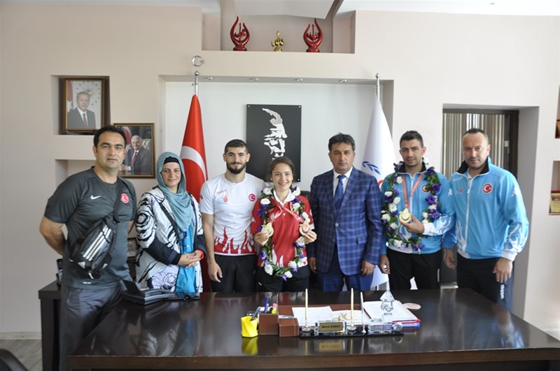 BAŞARILI SPORCULARA GÖRKEMLİ KARŞILAMA