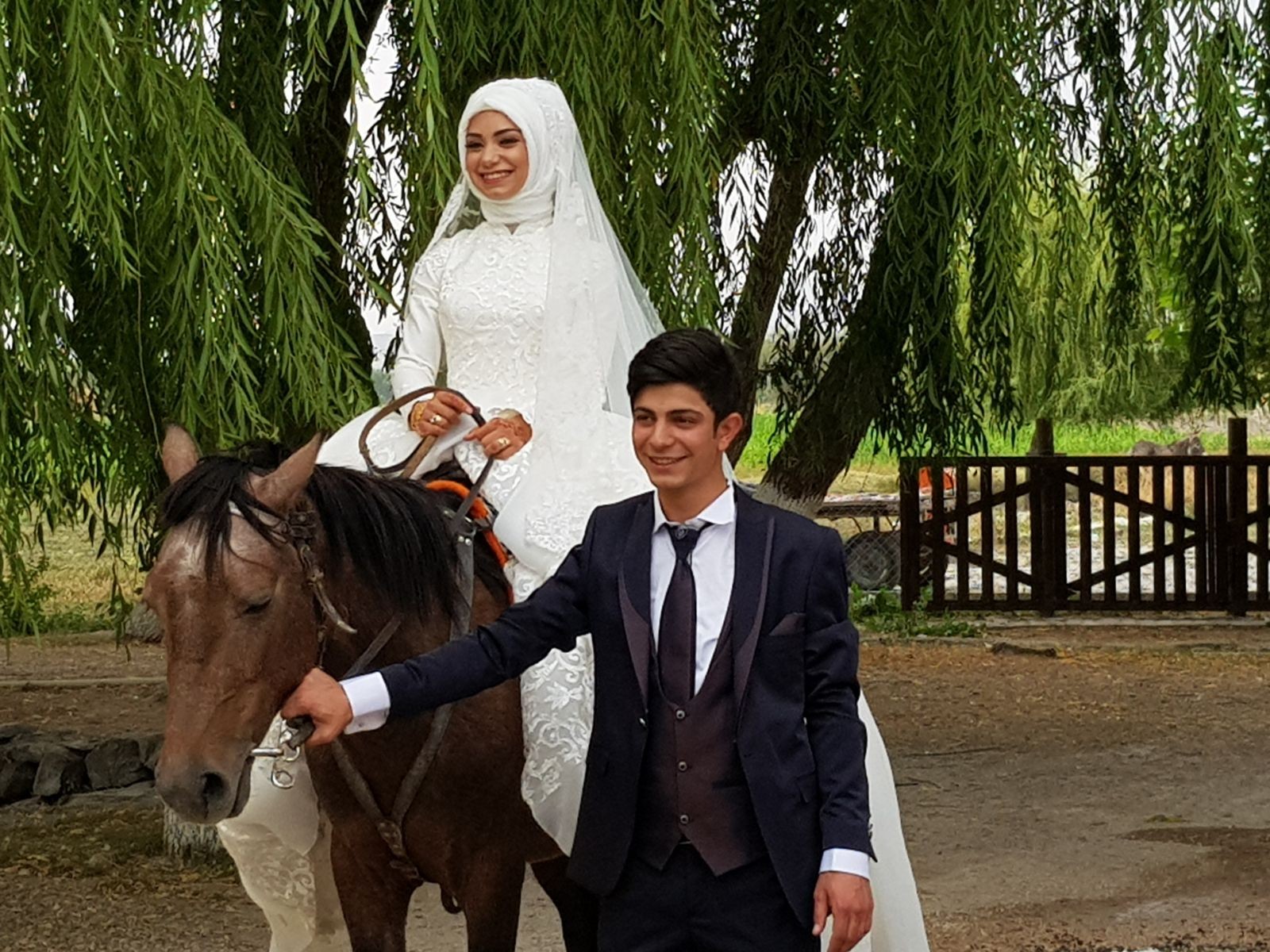 Biniciliği seven gelin, düğün öncesinde gelinlikle ata bindi