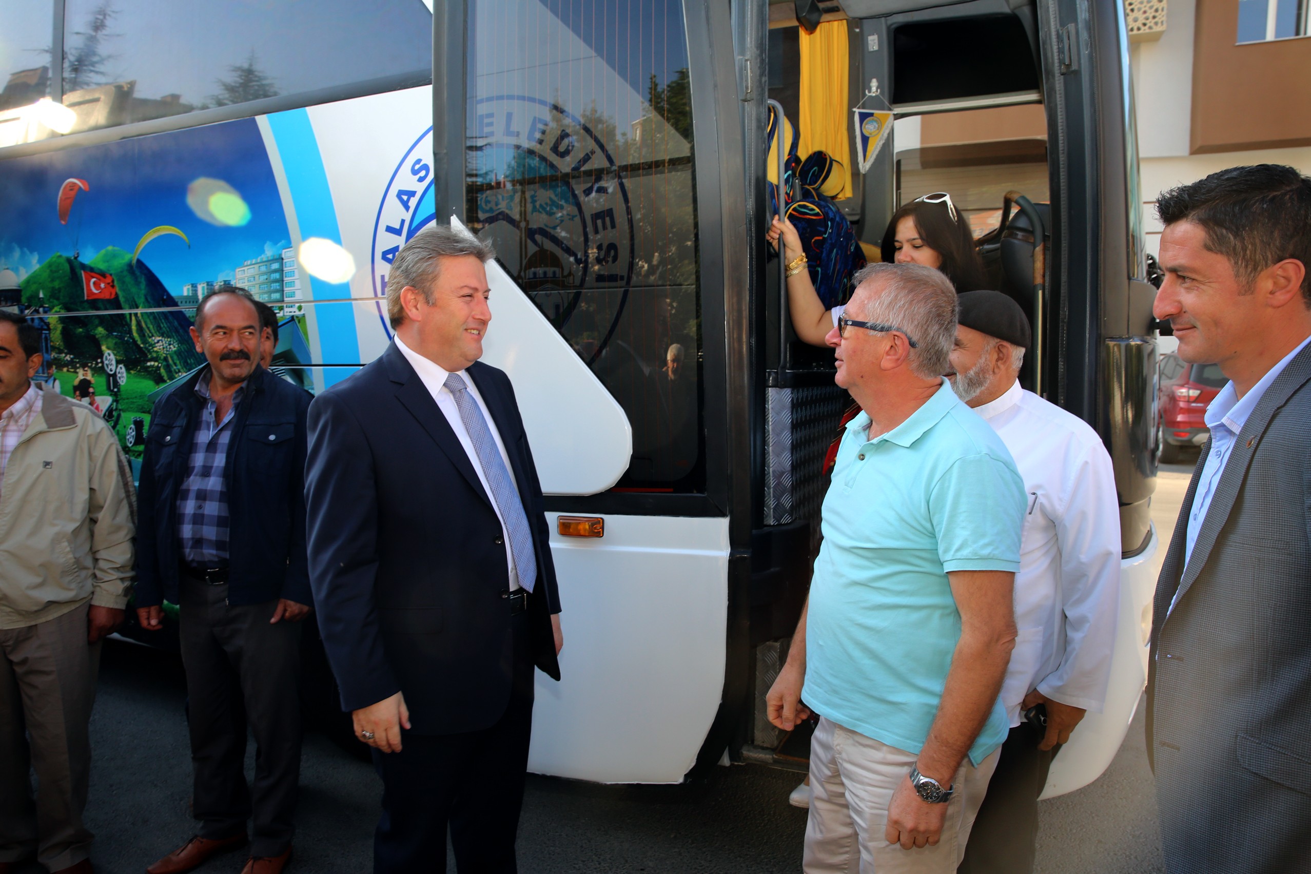 Talas Muhtarları Ömer Halisdemir’in şehitliğini ziyaret etti