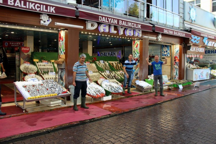 Balıklar tezgahlardaki yerini aldı