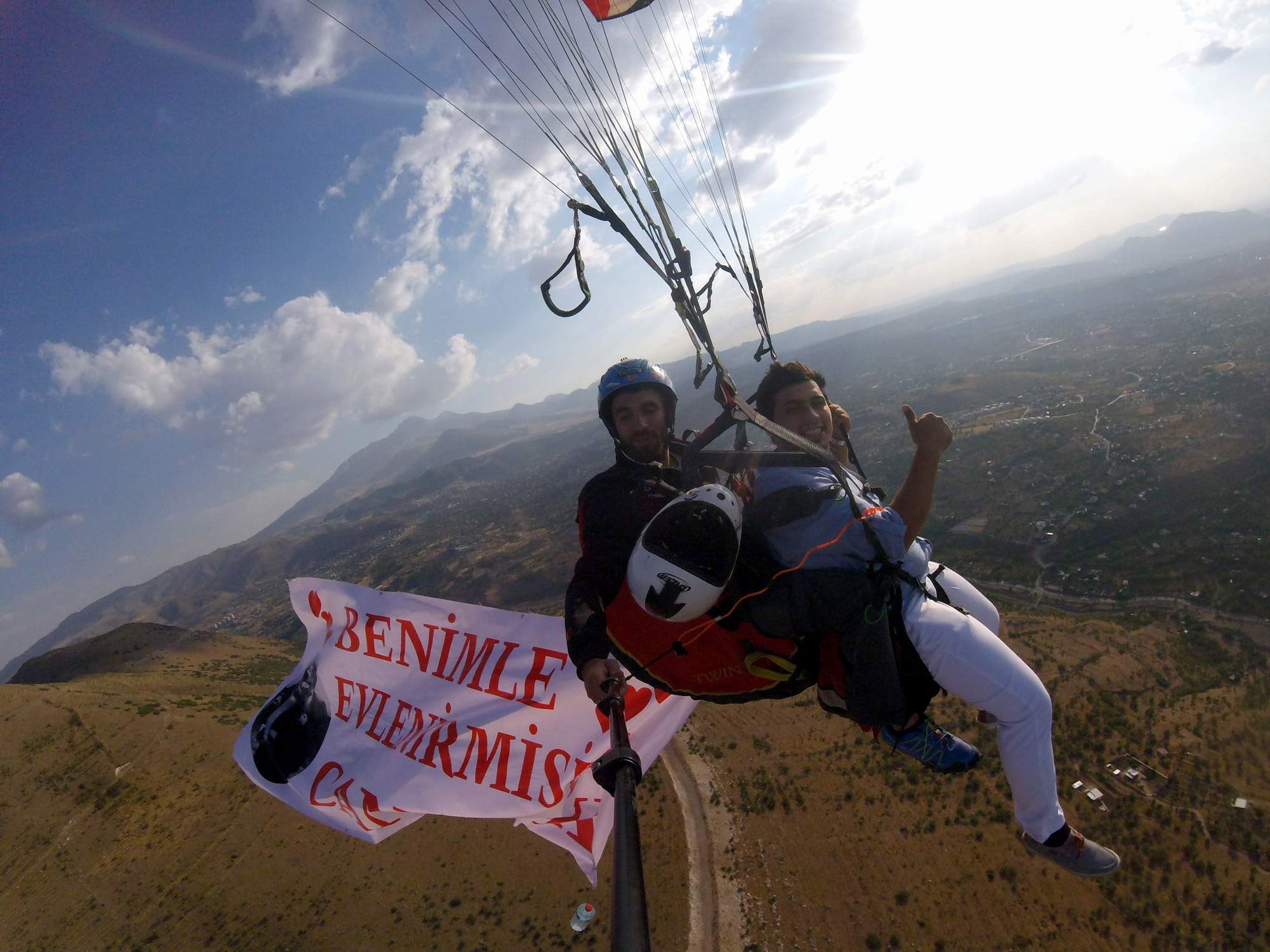 Çılgın aşık sevdiği kıza paraşütle atladıktan sonra evlenme teklif etti