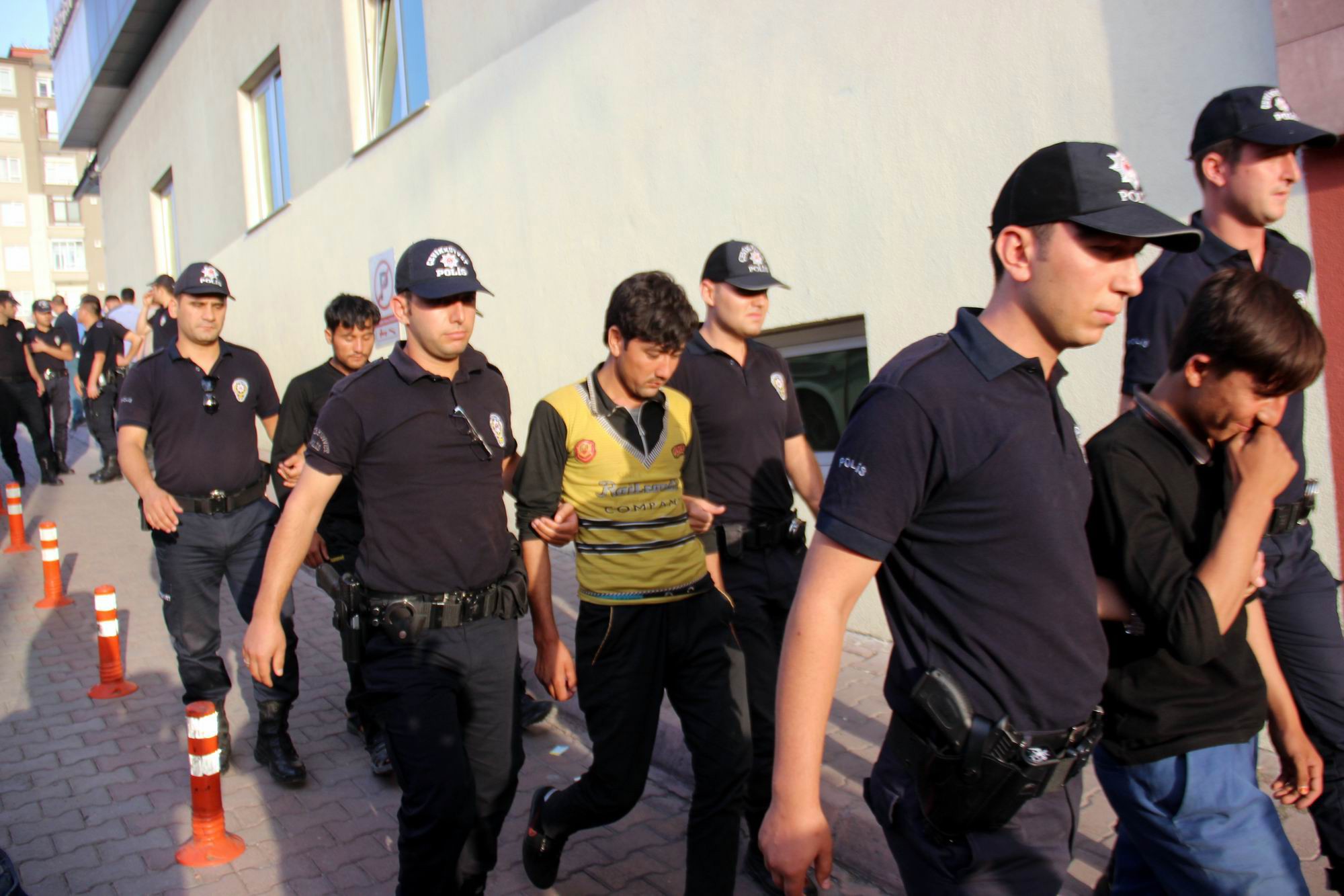 15 kişilik minibüsten 25 kaçak göçmen çıktı