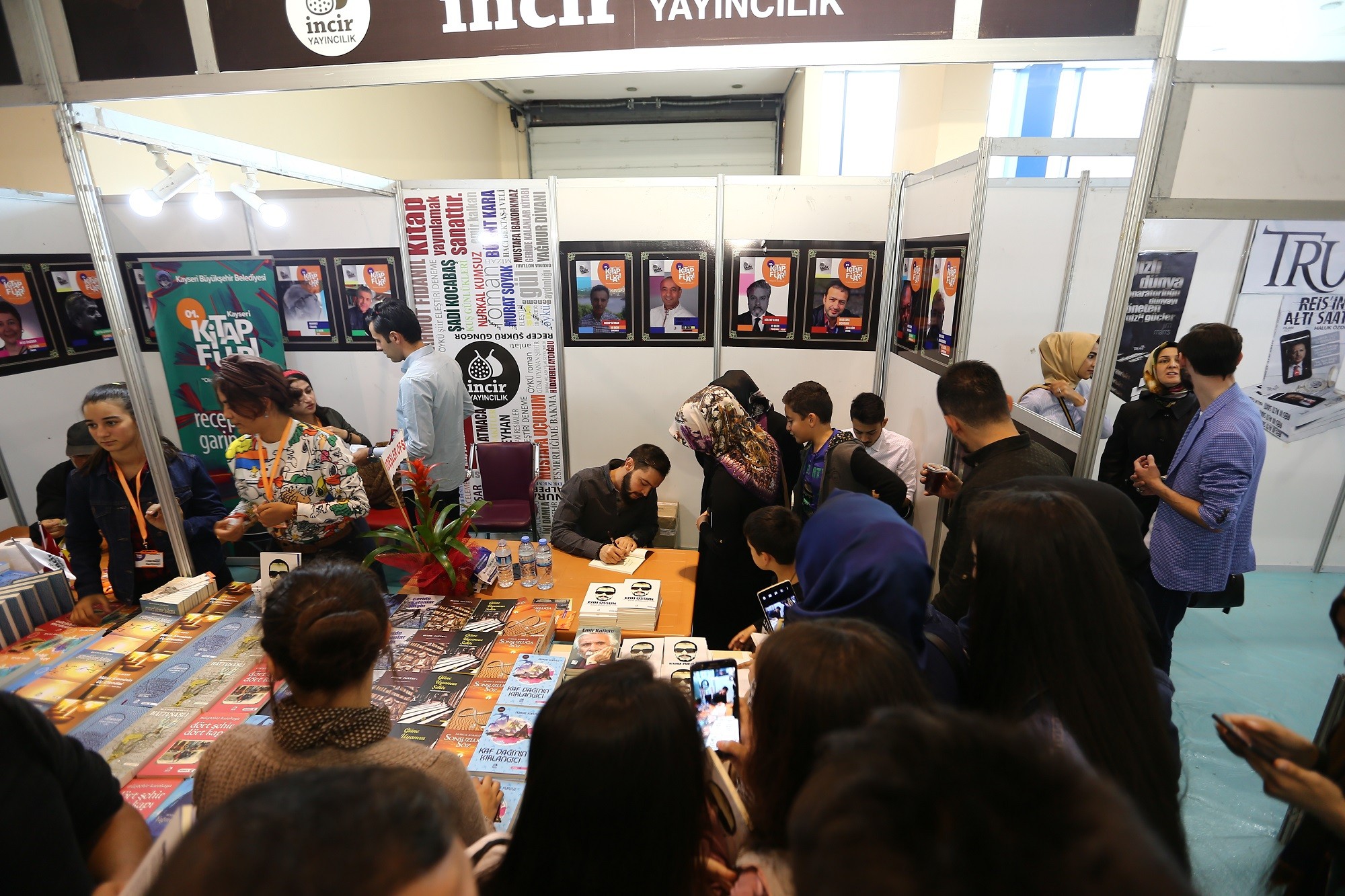 Kitap Fuarını ilk günde 50 bin kişi ziyaret etti 