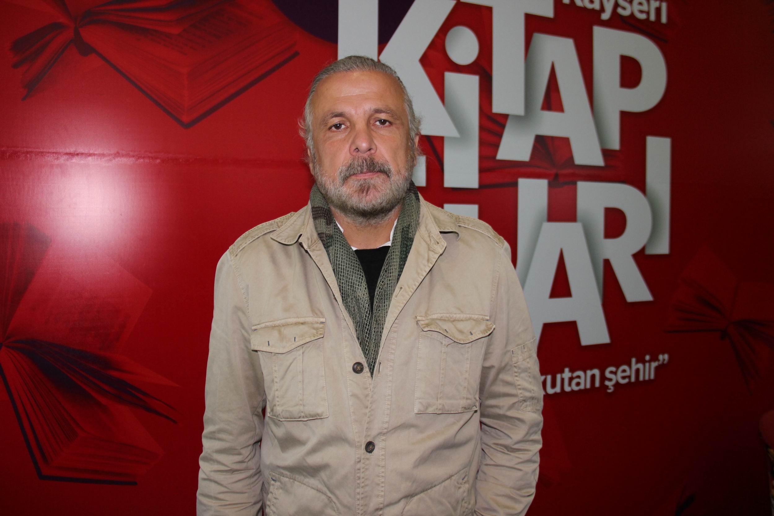 Yazarlarda memnun, okuyucularda