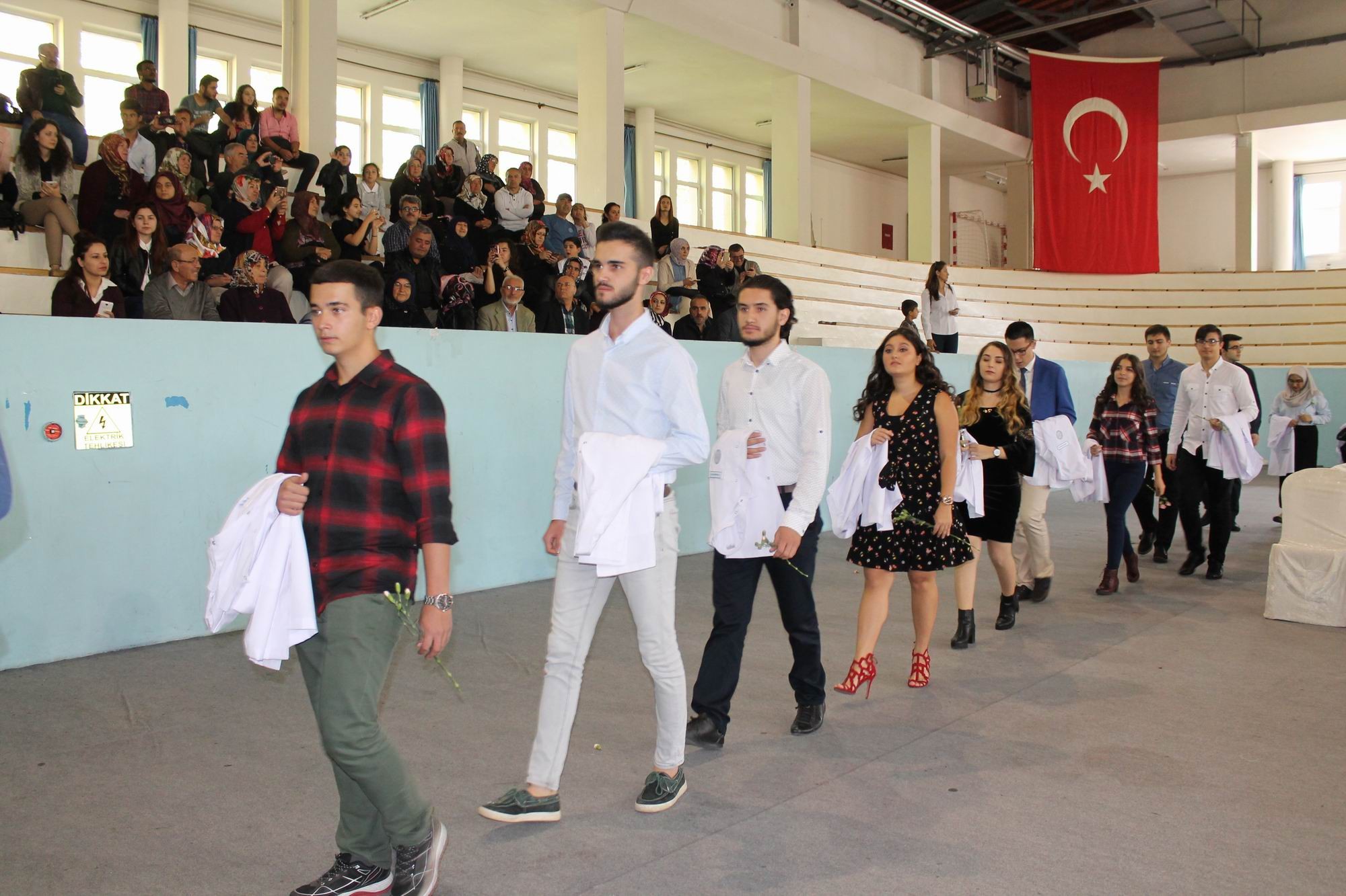 ERÜ’de 297 hekim adayı önlük giydi