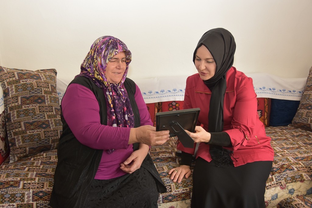 Fatma Çolakbayrakdar yaşlıları ziyaret etti 