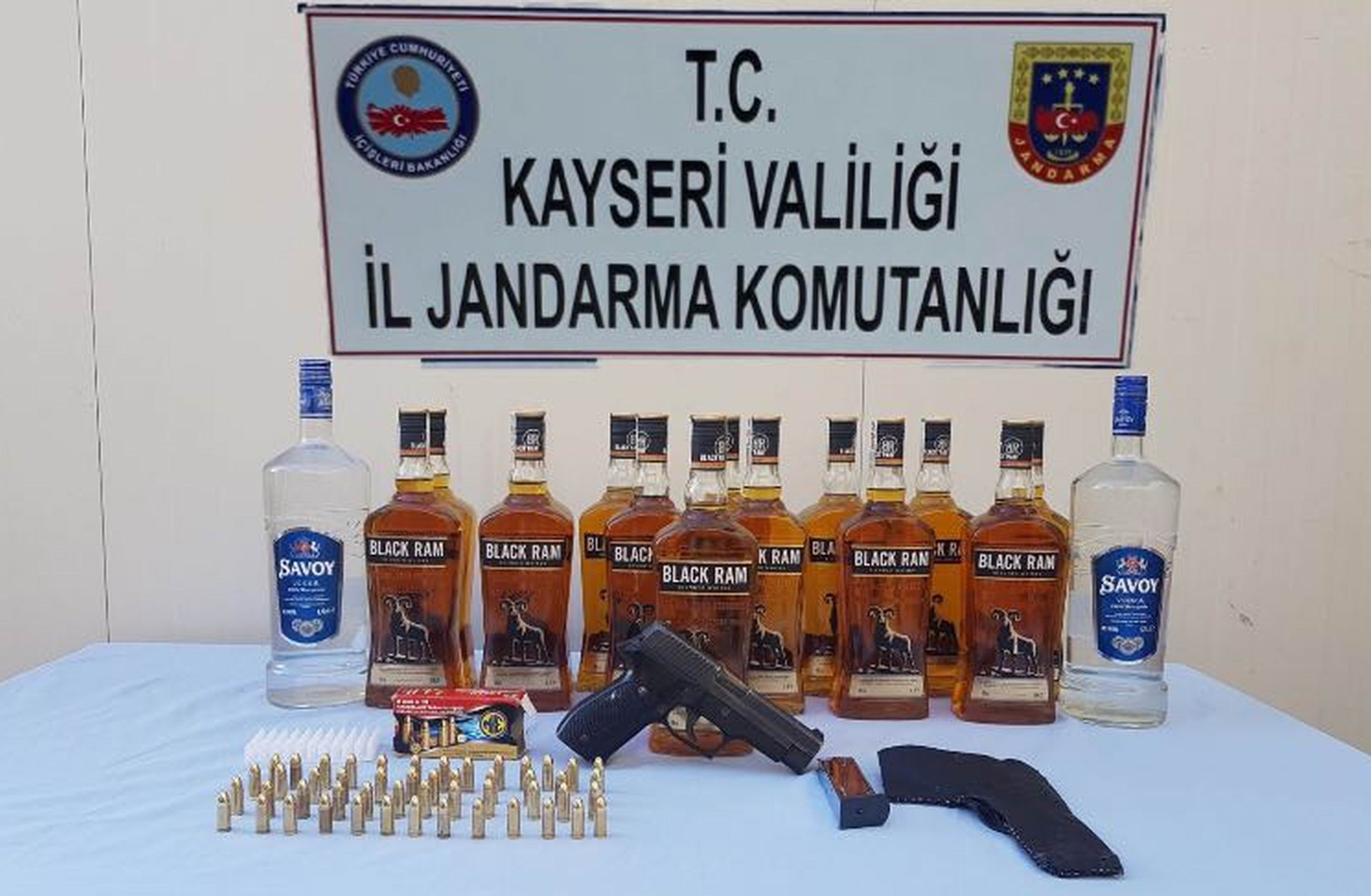 Kaçak içki operasyonunda gözaltına alınan kadının üzerinden silah çıktı