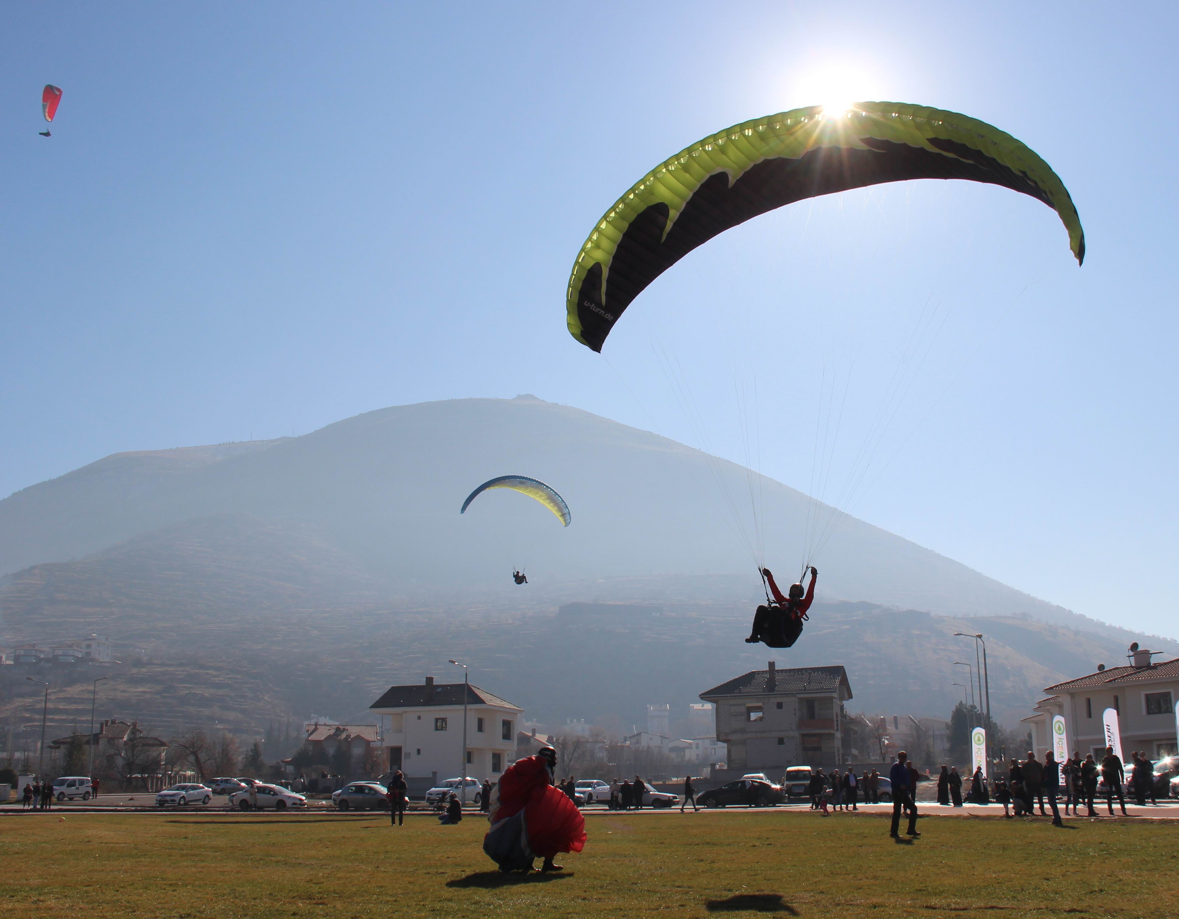 Paraşütle uçarak tohum saçtılar 