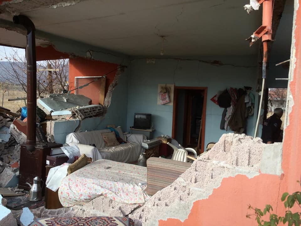 Sıkışan gaz bomba gibi patladı, ev harabeye döndü 