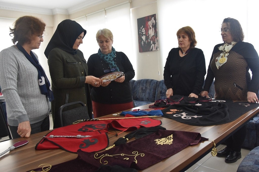 Bayan Çolakbayrakdar Çerkes hanımlarla bir araya geldi