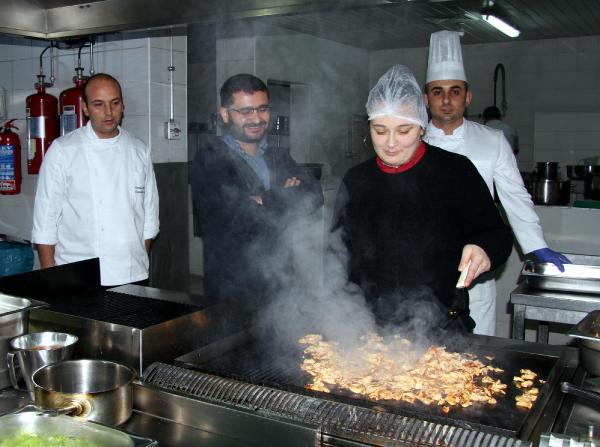 Zihinsel ve bedensel engelli öğrenciler mutfakta