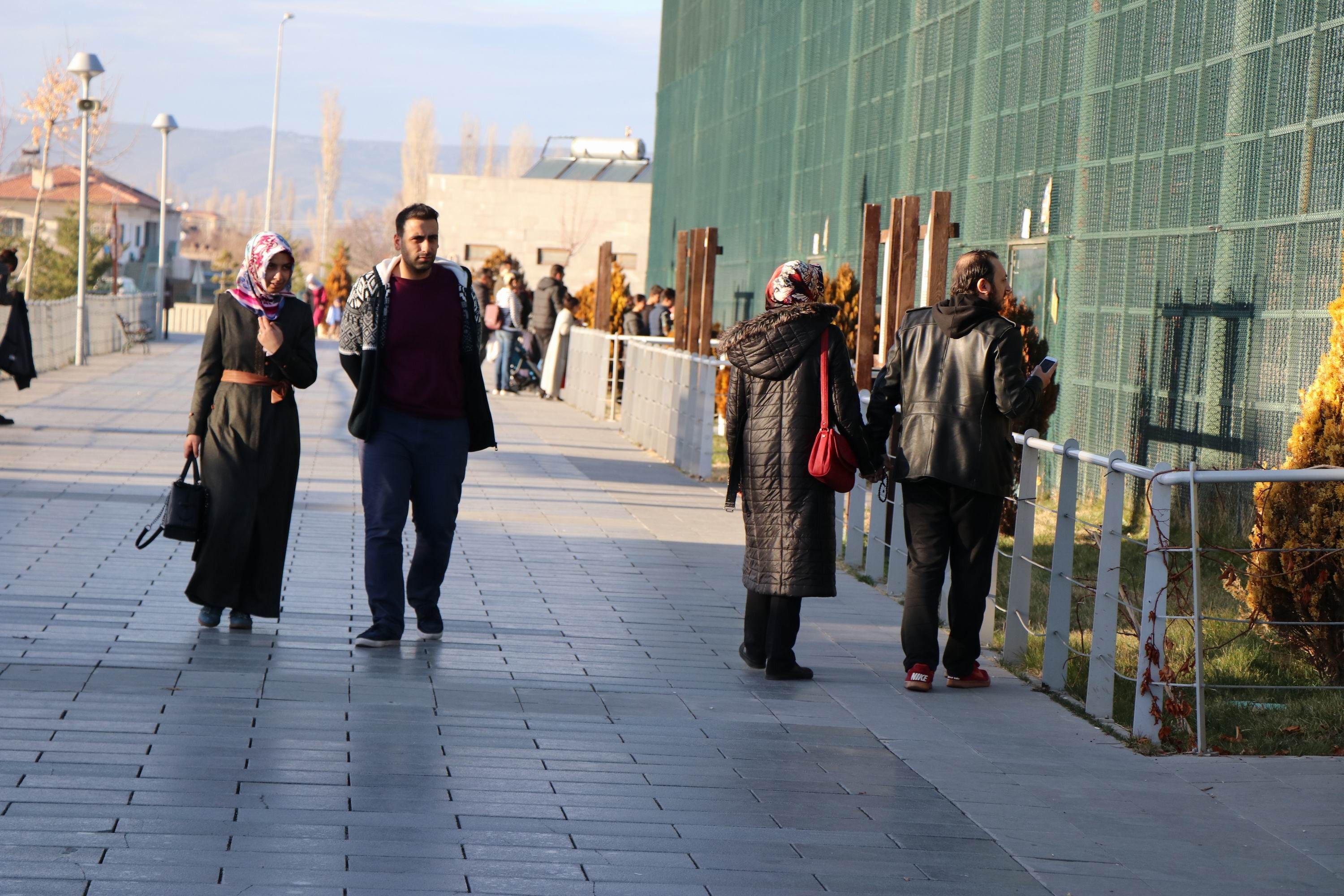 Hafta sonu sıcak geçti, vatandaşlar hayvanat bahçesine akın etti