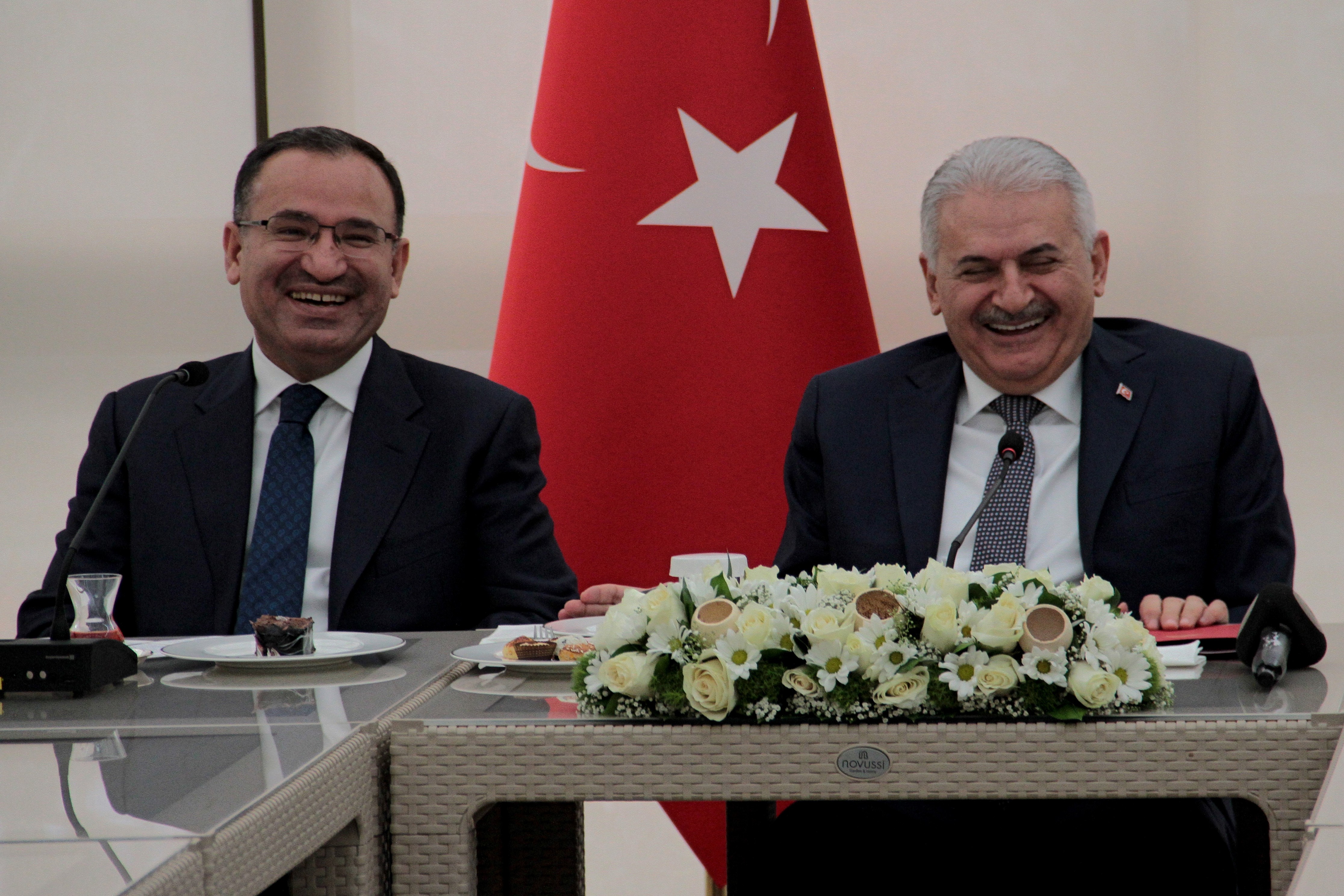 Başbakan Yıldırım ile gazeteciler arasında gülümseten diyalog