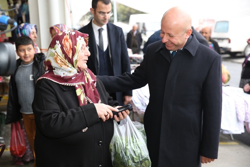 Başkan Çolakbayrakdar modern pazaryerinde 