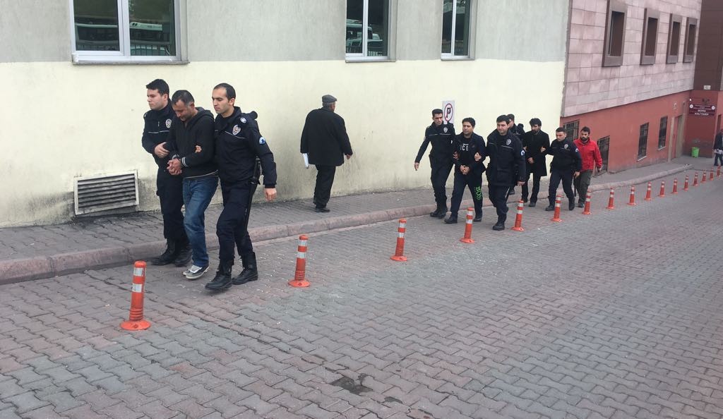 Uyuşturucu taciri 3 kişi adliyeye sevk edildi 