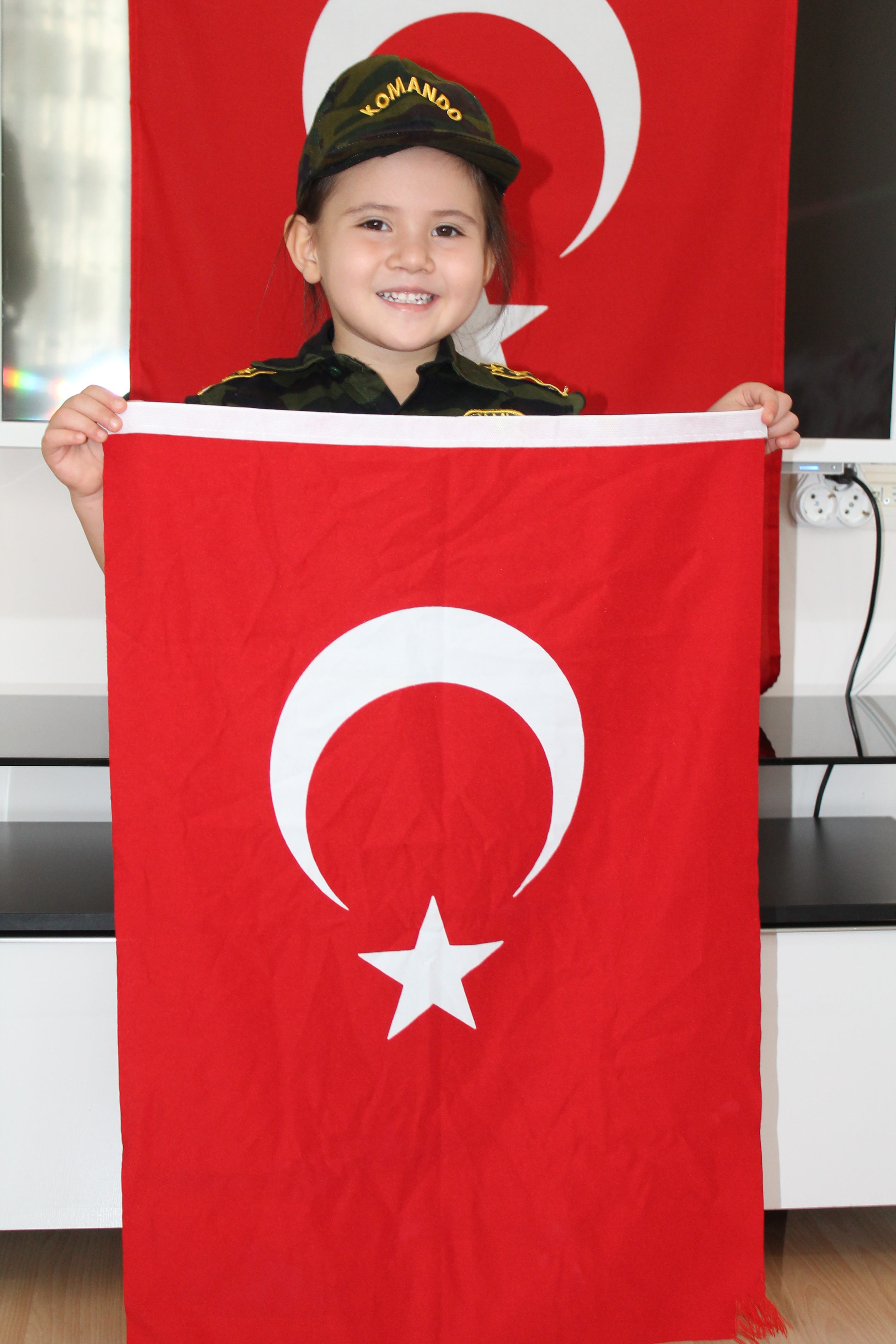  4 yaşındaki Hazal İstiklal Marşı’nın tamamını ezbere biliyor